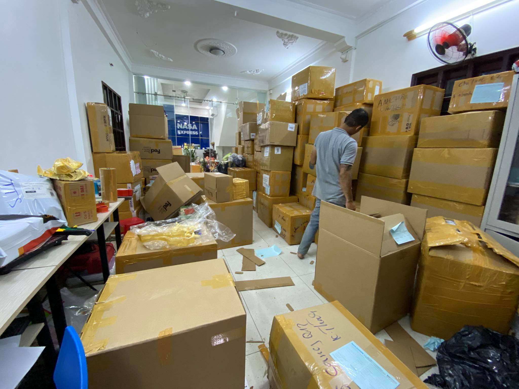Đóng gói gửi hàng đi Anh