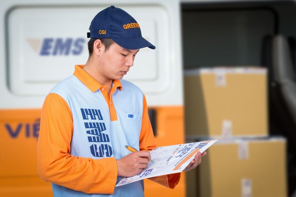 Nhân viên giao hàng EMS